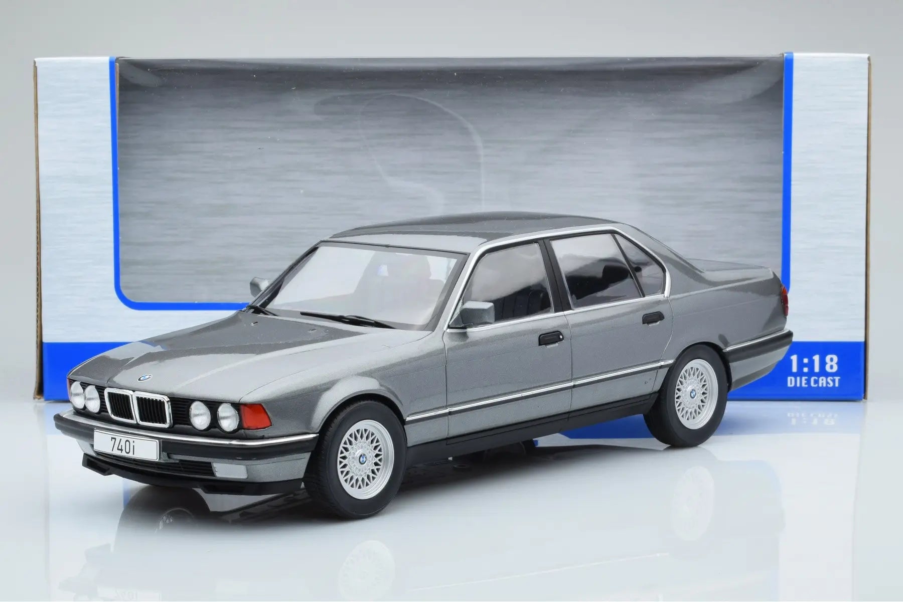 MCG 1:18 BMW 740i E32 Grey