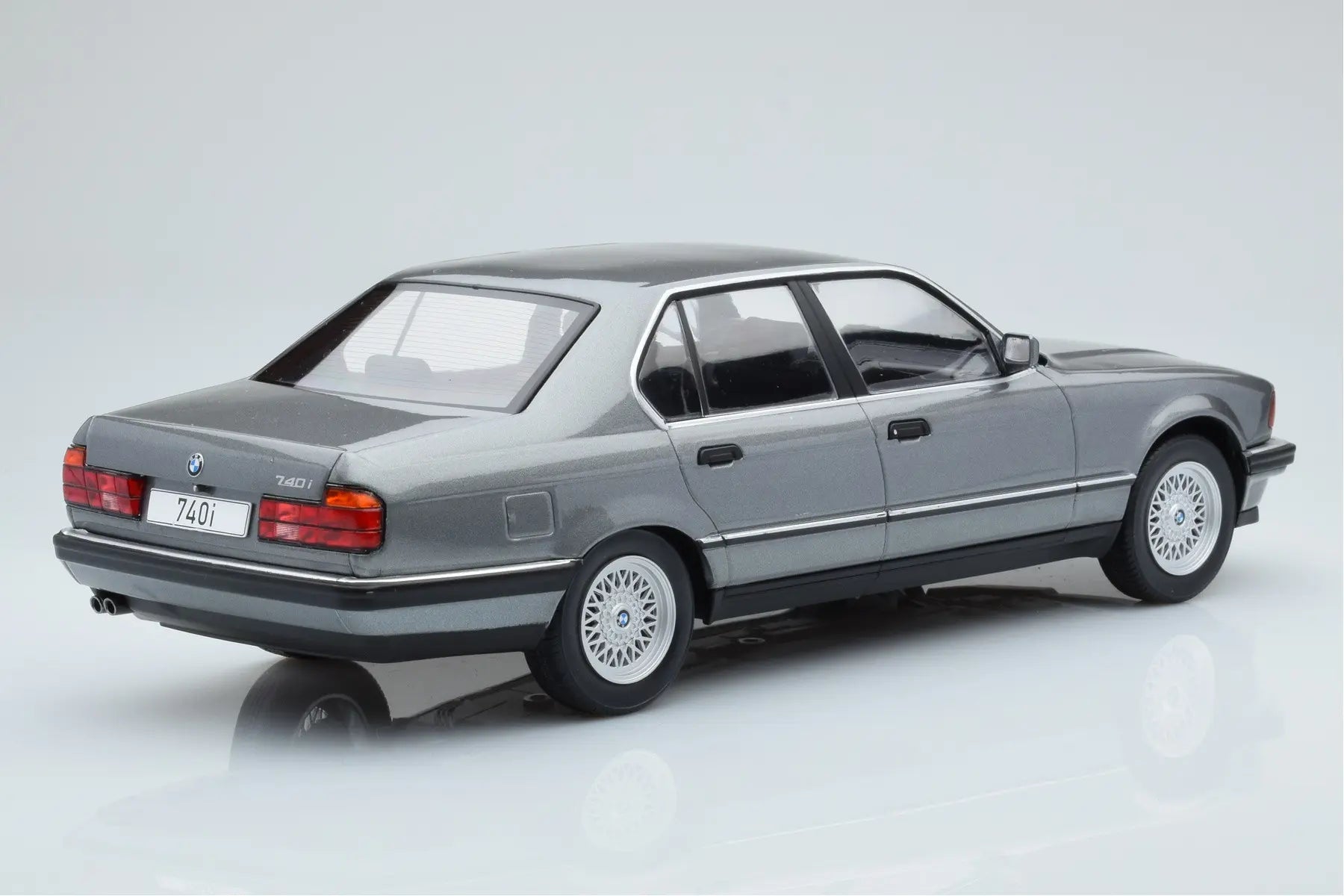 MCG 1:18 BMW 740i E32 Grey