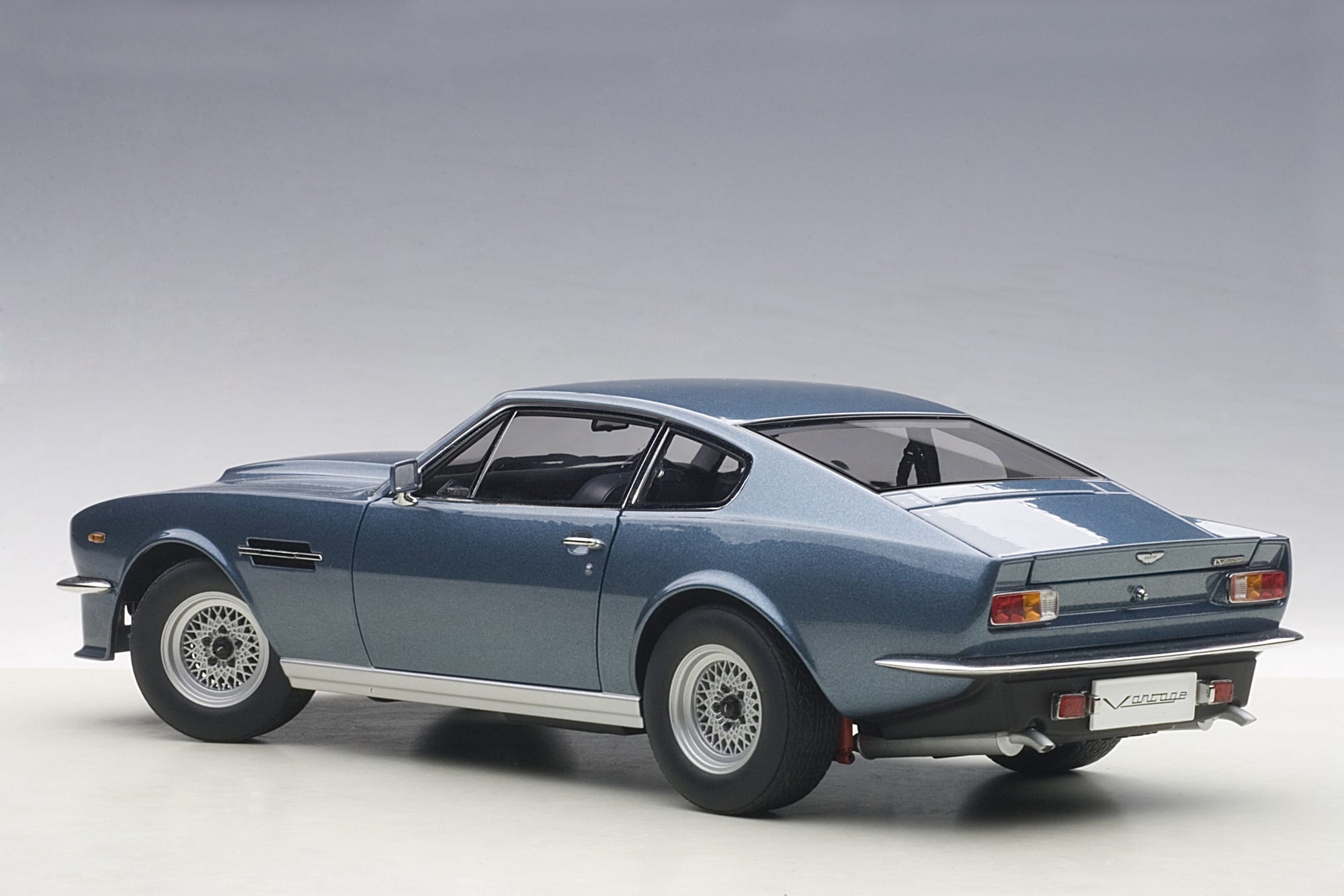 Autoart 1:18 Aston Martin V8 Vantage 1985 (Chichester Blue)