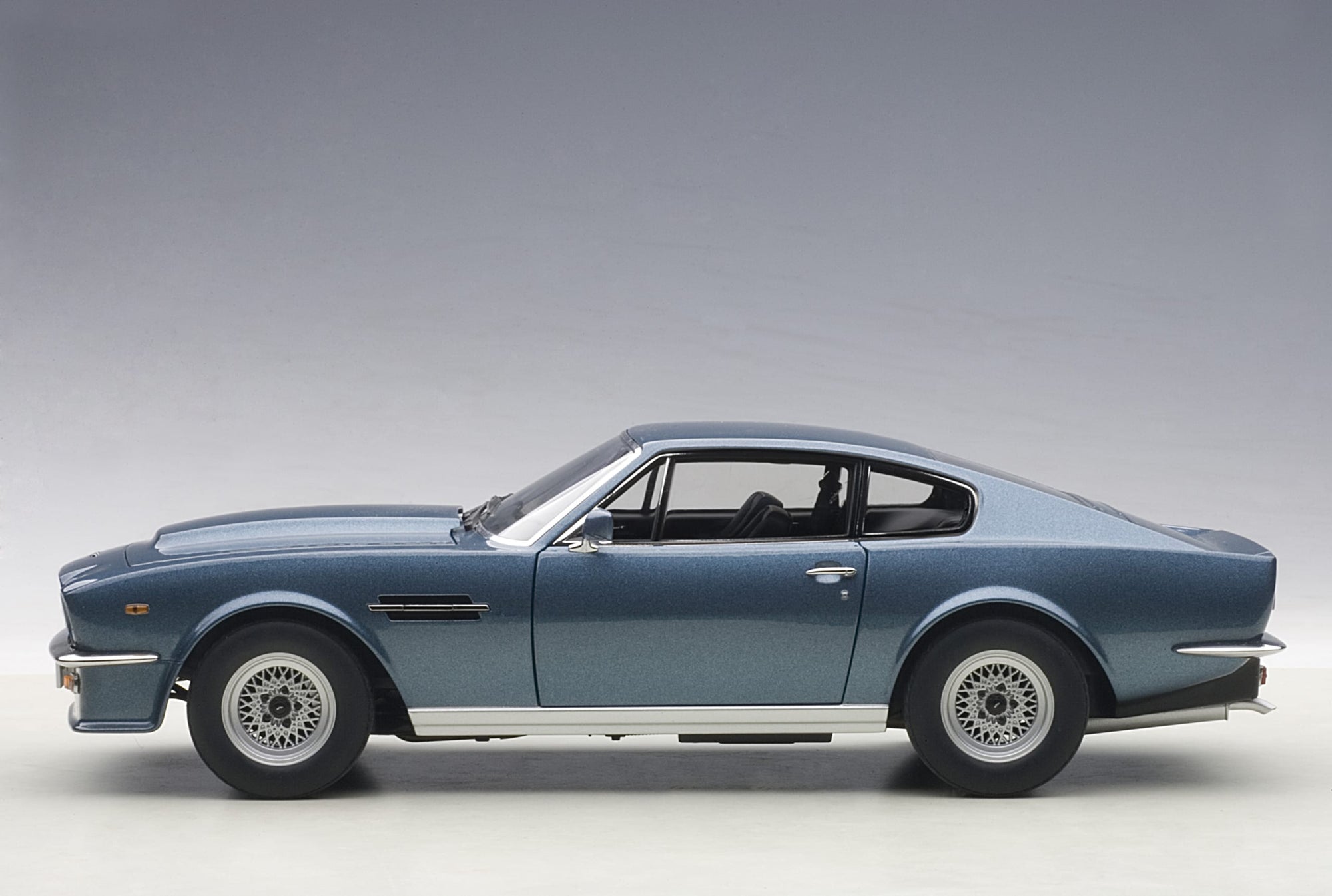 Autoart 1:18 Aston Martin V8 Vantage 1985 (Chichester Blue)