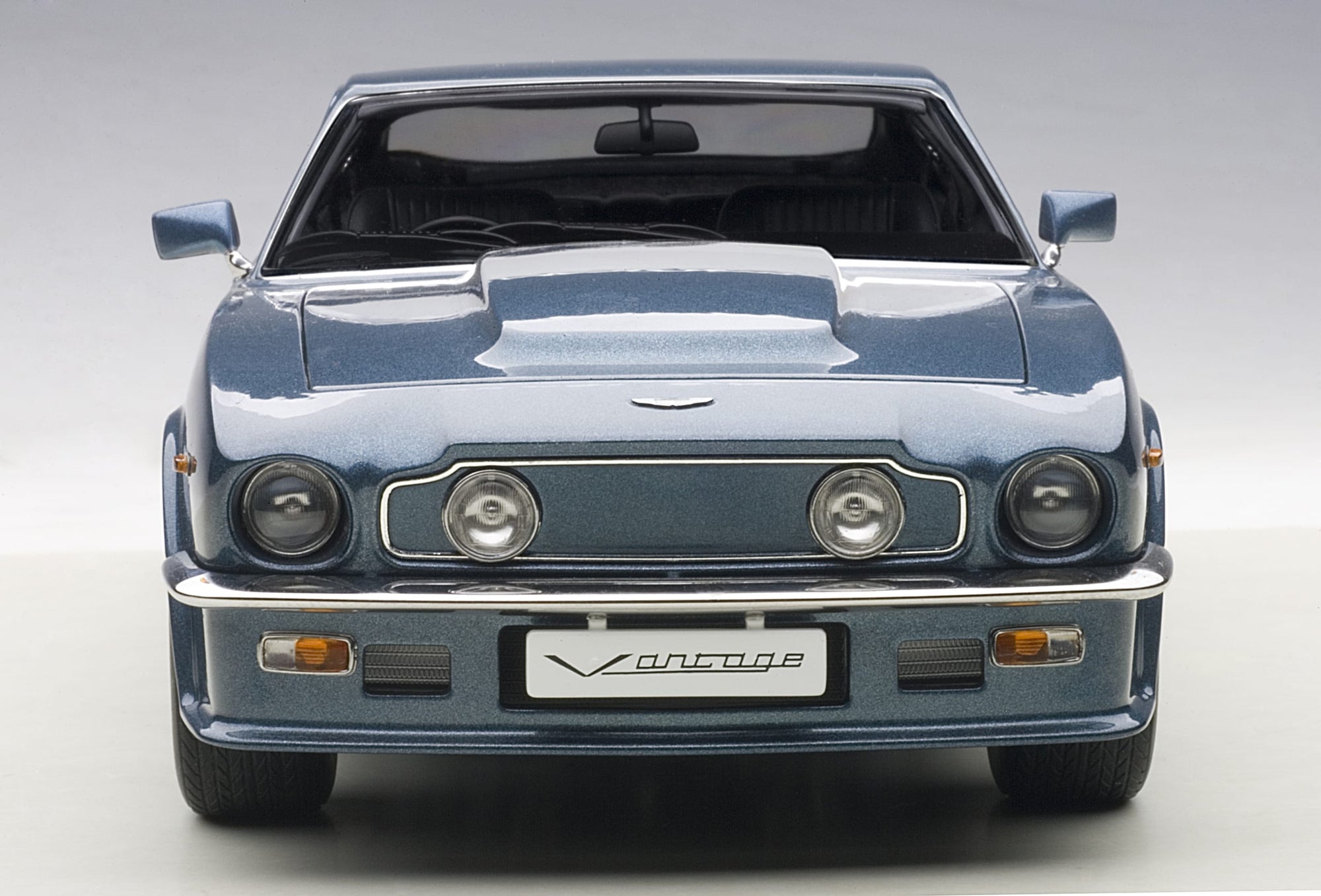 Autoart 1:18 Aston Martin V8 Vantage 1985 (Chichester Blue)