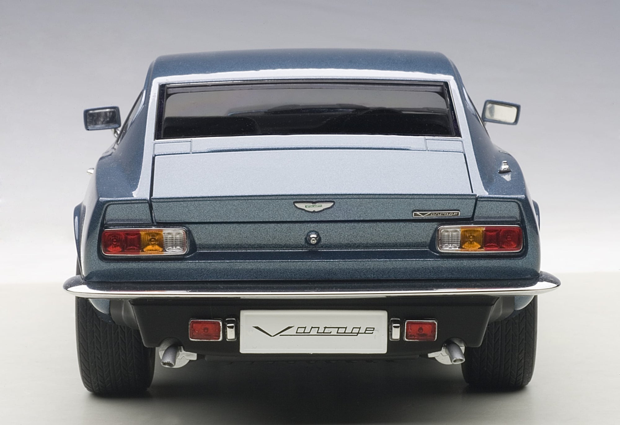 Autoart 1:18 Aston Martin V8 Vantage 1985 (Chichester Blue)