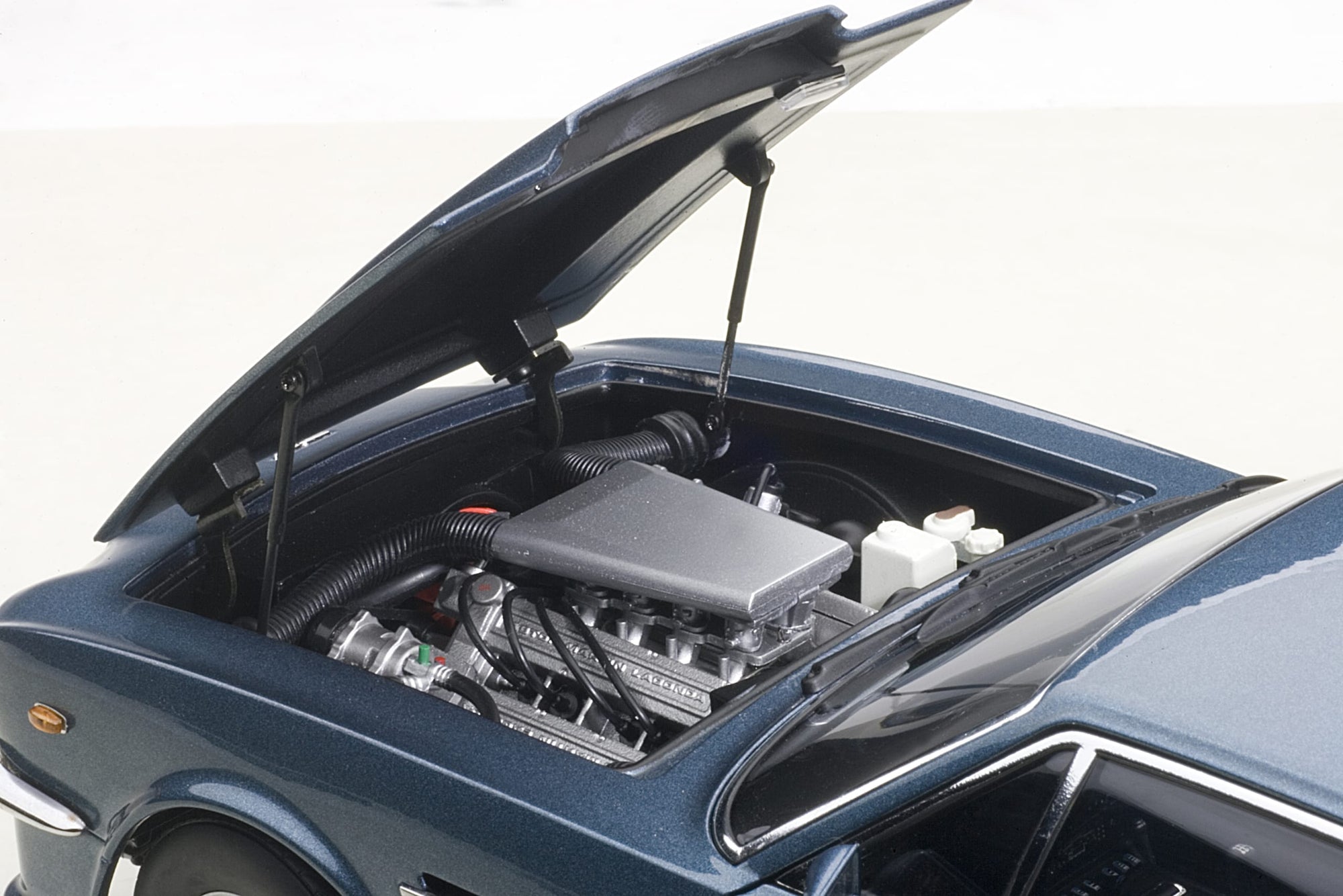 Autoart 1:18 Aston Martin V8 Vantage 1985 (Chichester Blue)