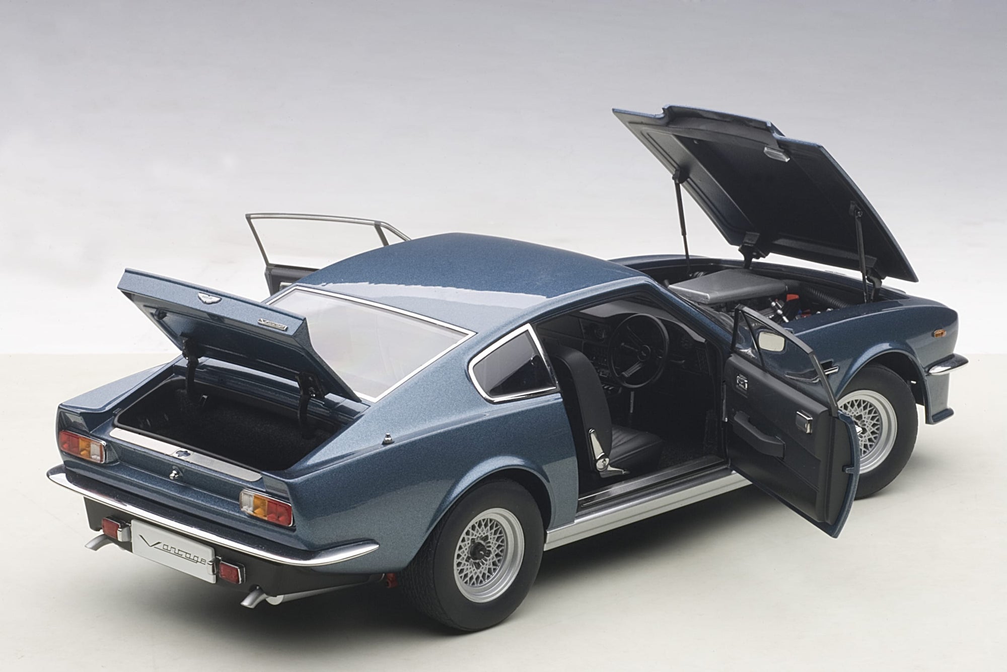 Autoart 1:18 Aston Martin V8 Vantage 1985 (Chichester Blue)