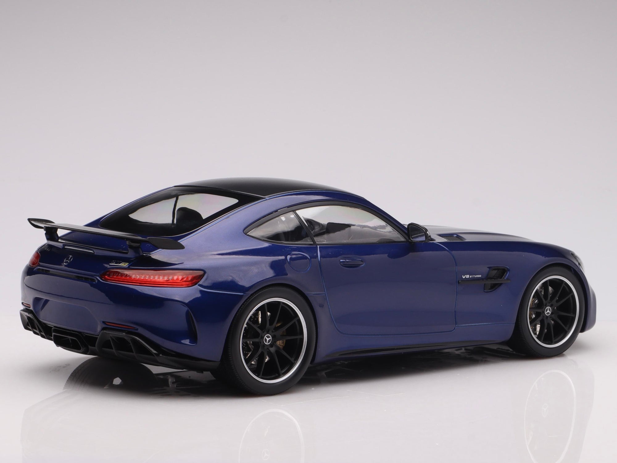 Minichamps 1:18 Mercedes-Benz AMG GT-R – 2017, blue