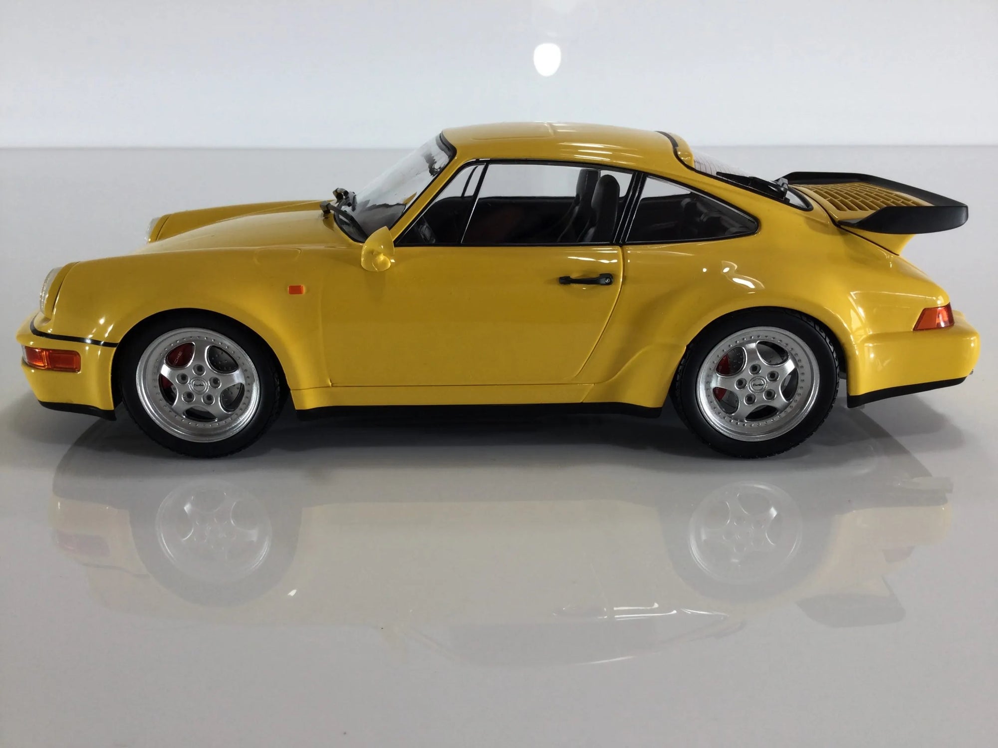 MINICHAMPS 1:18 - PORSCHE - 911 964 TURBO COUPE 1990 yellow