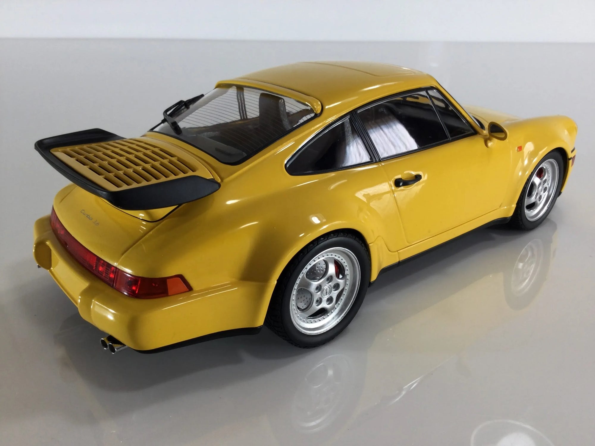 MINICHAMPS 1:18 - PORSCHE - 911 964 TURBO COUPE 1990 yellow