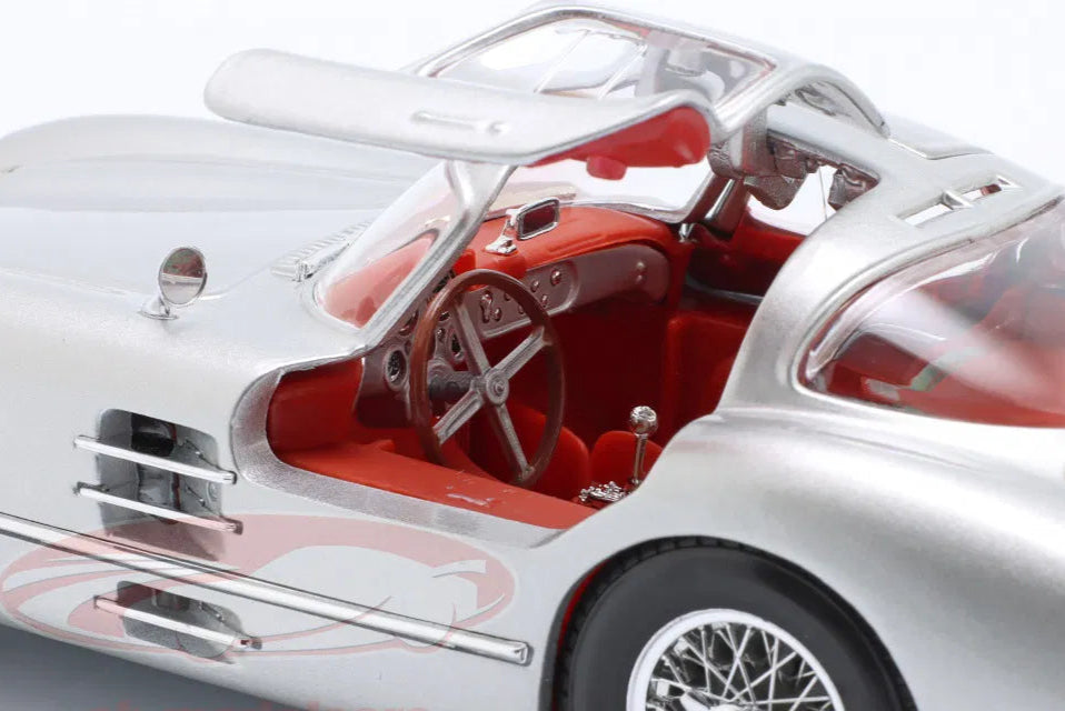 Maisto 1:18 Mercedes-Benz 300 SLR Uhlenhaut Coupe silver