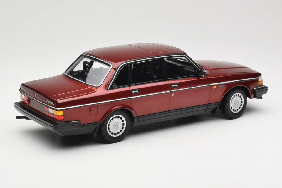 Minichamps 1:18 Volvo 240 GL Dark Red