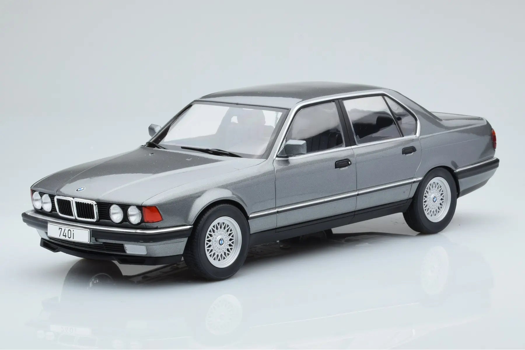 MCG 1:18 BMW 740i E32 Grey