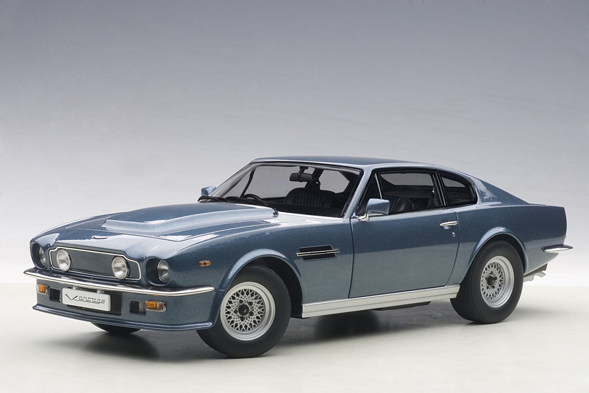 Autoart 1:18 Aston Martin V8 Vantage 1985 (Chichester Blue)
