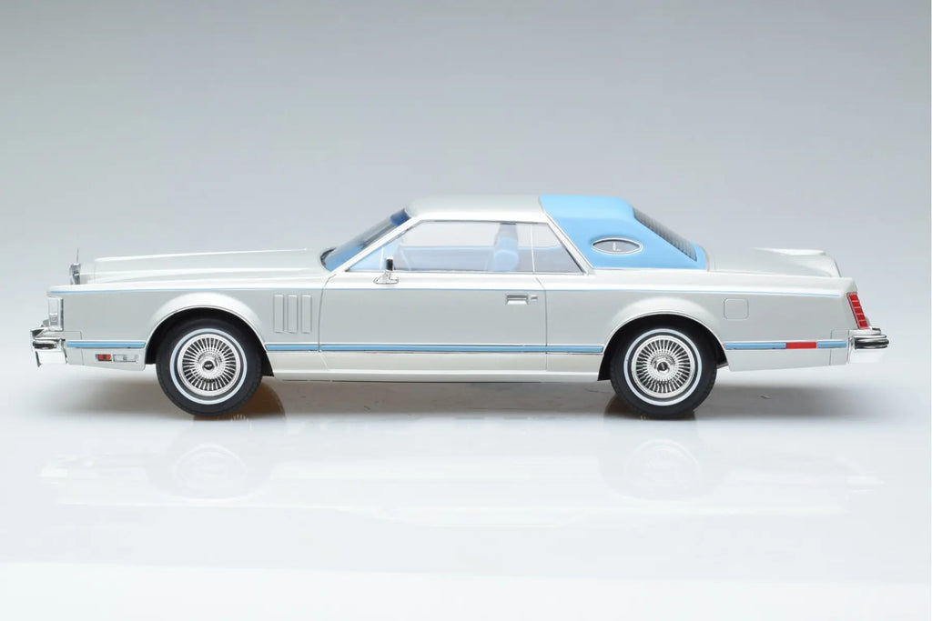 MCG 1:18 Lincoln Continental Mark V 1978 Silver- lightblue