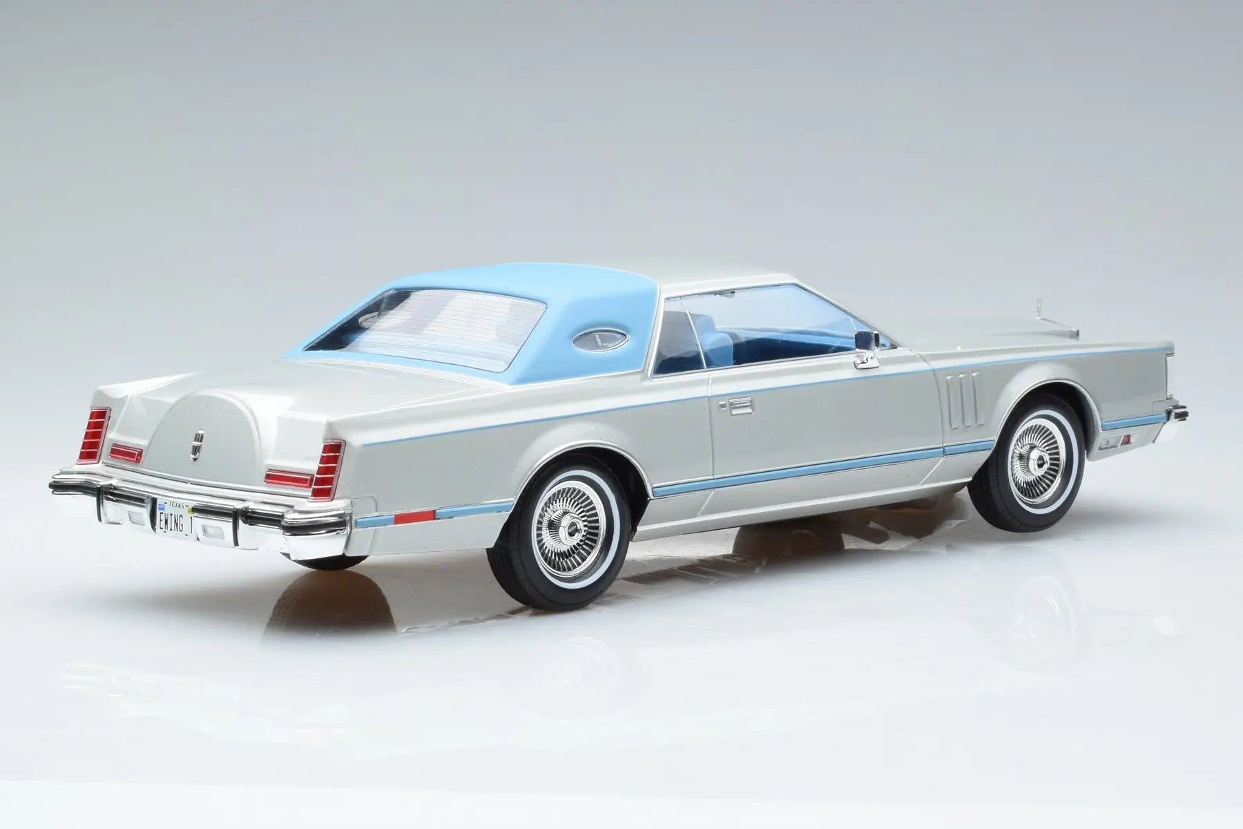 MCG 1:18 Lincoln Continental Mark V 1978 Silver- lightblue
