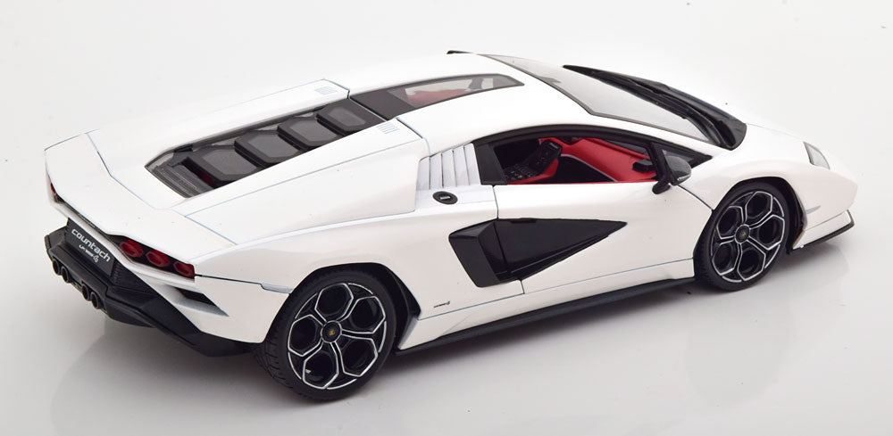 Maisto 1:18 Lamborghini Countach LPI 800-4 2022 white