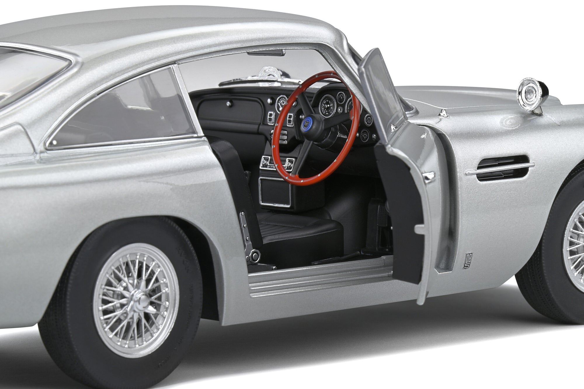 Solido 1:18 Aston Martin DB5 – Silver Birch – 1964