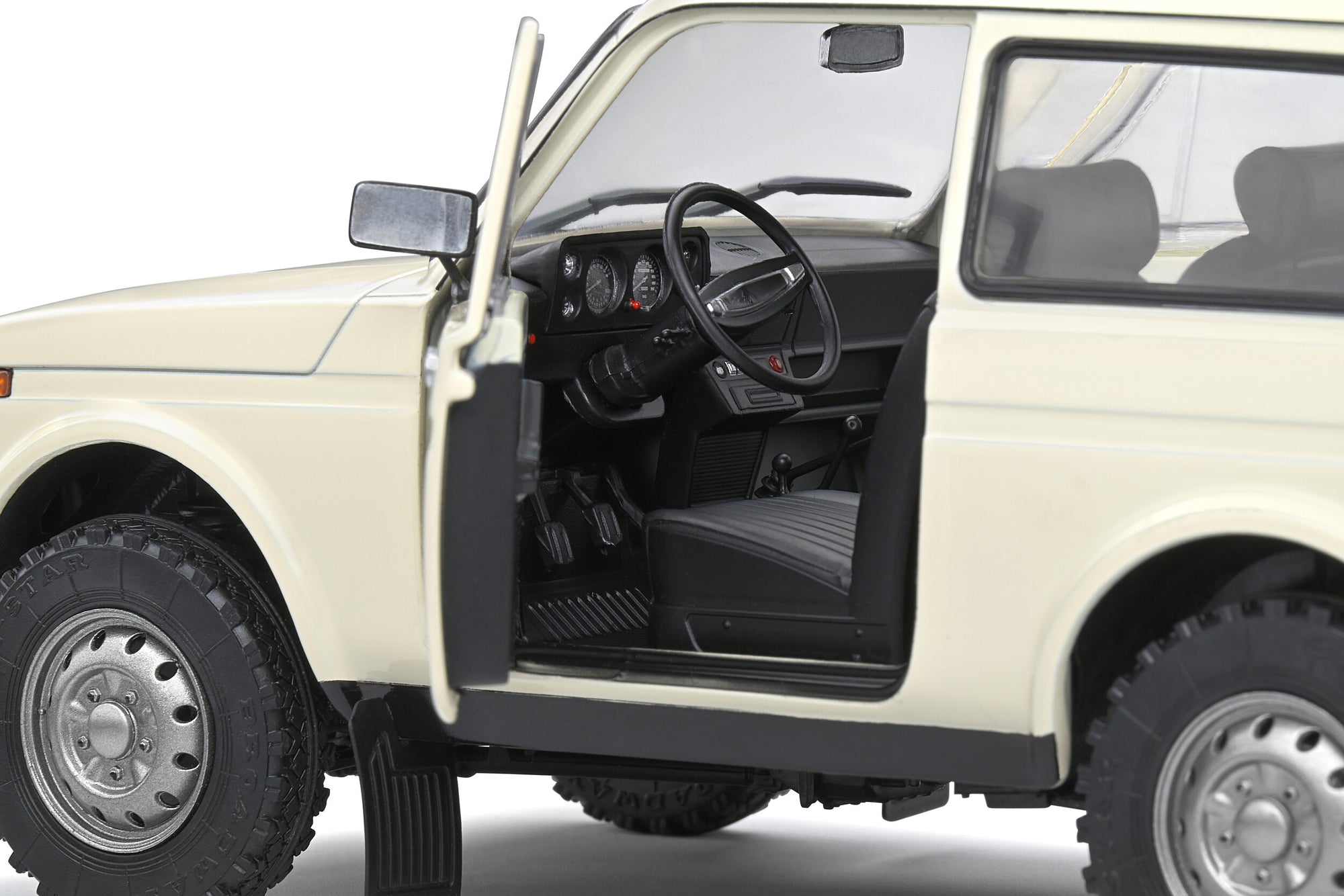 Solido 1:18 Lada Niva – Cream White – 1980