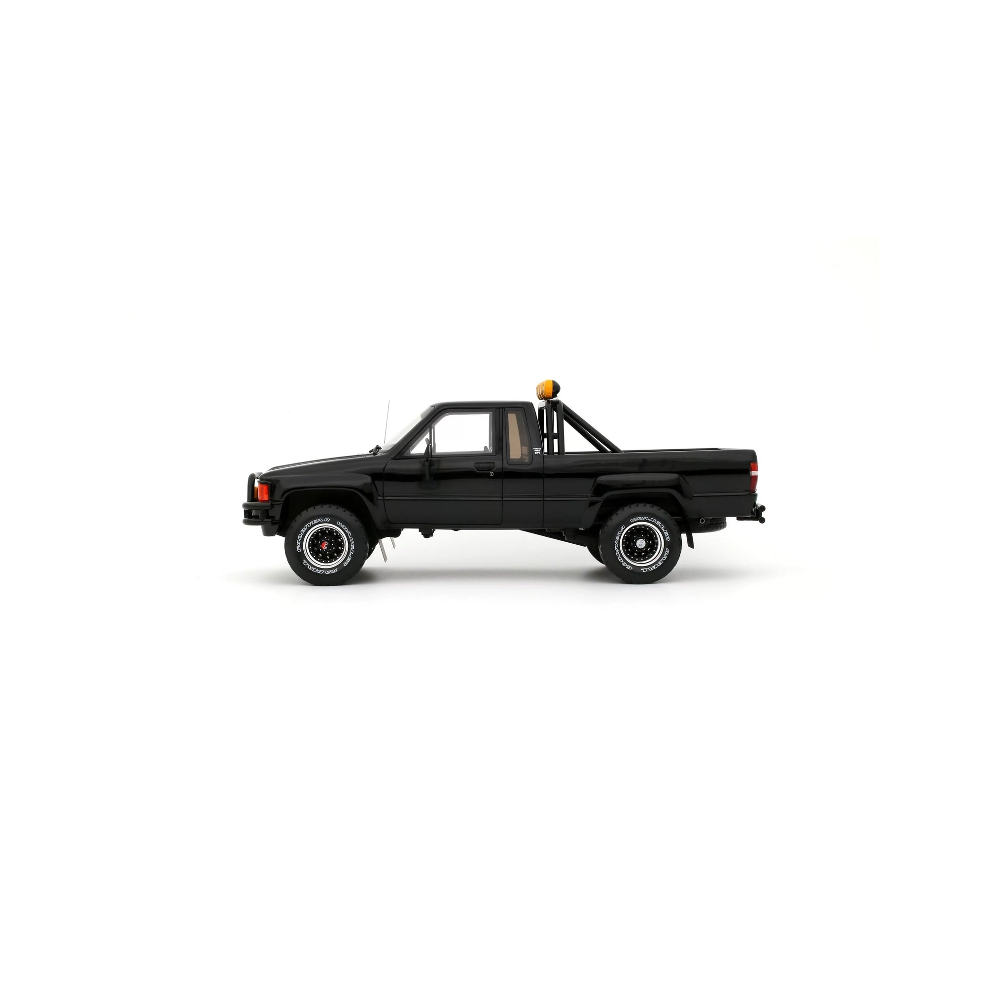 Ottomobile 1:18 Toyota Hilux SR5 Glossy Black 202 1985
