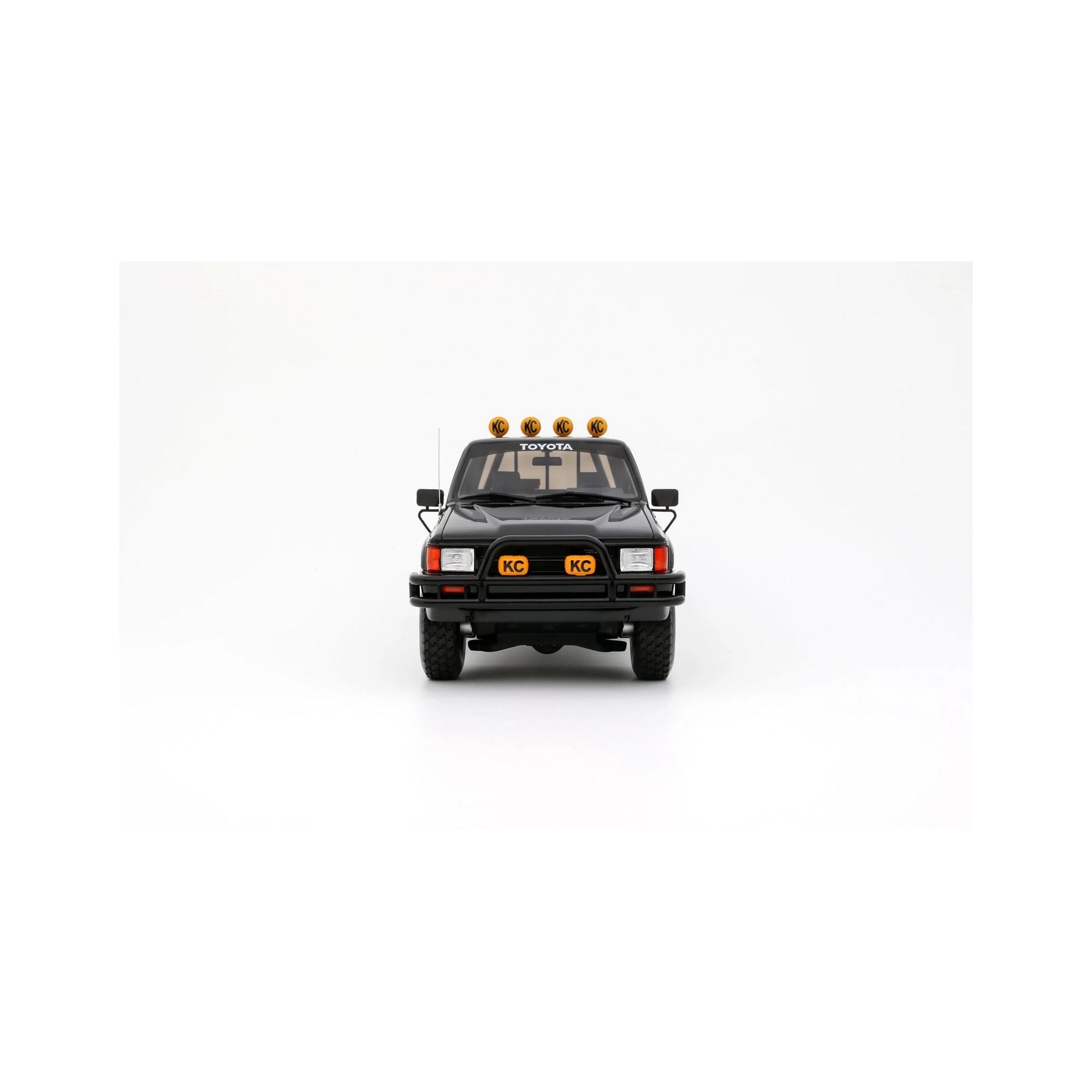 Ottomobile 1:18 Toyota Hilux SR5 Glossy Black 202 1985