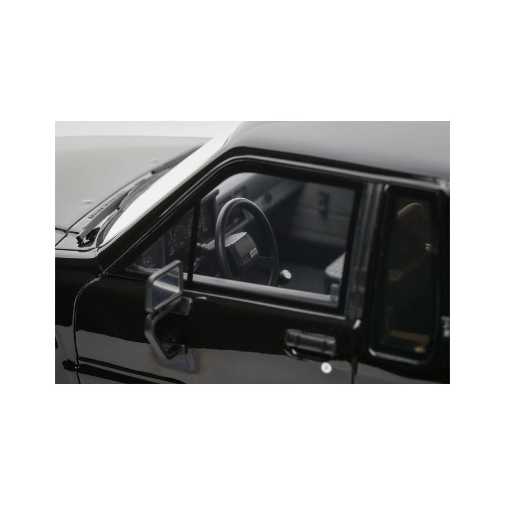 Ottomobile 1:18 Toyota Hilux SR5 Glossy Black 202 1985