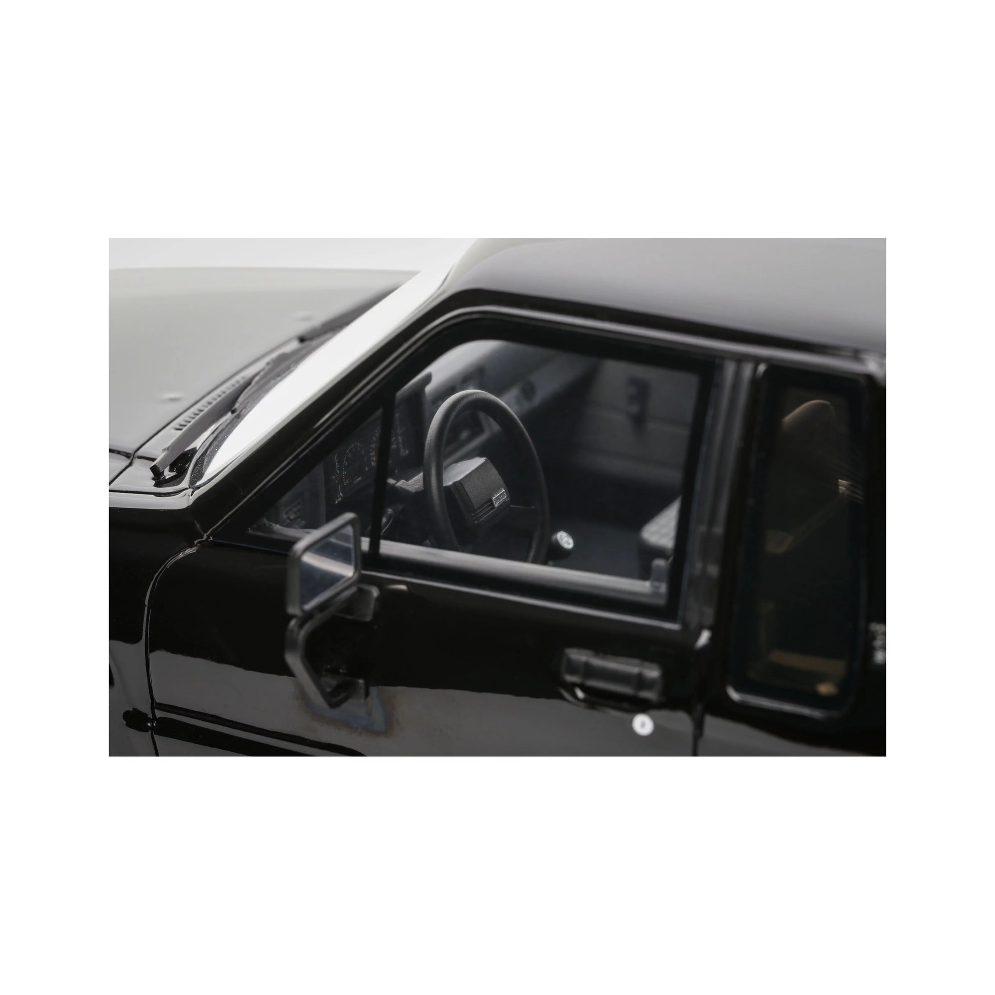 Ottomobile 1:18 Toyota Hilux SR5 Glossy Black 202 1985